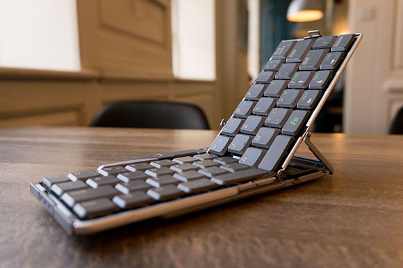 using your iphone with a bluetooth keyboard 01