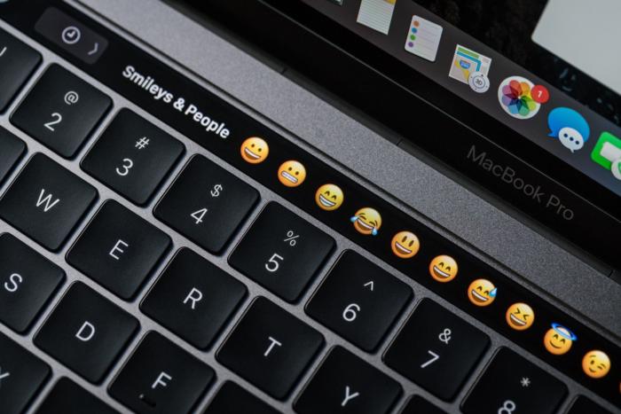macbook pro late2016 review adam touchbar emoji1