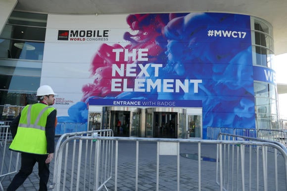 20170225 mwc 2017 barcelona show entrance with worker