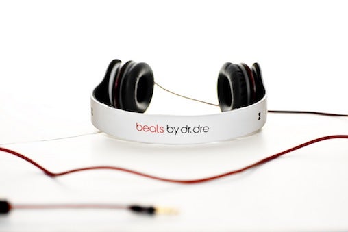 whitesolobeatsbydreheadphones_0.jpg