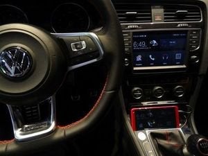 volkswagen golf tdi with htc phone and mirrorlink
