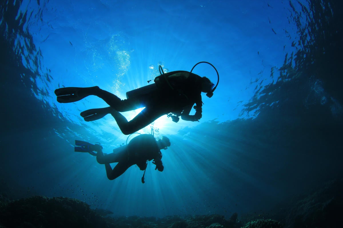 couple scuba diving 133729032