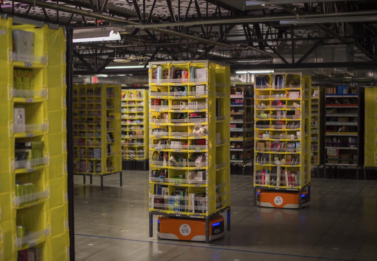 amazon using robots in warehouses