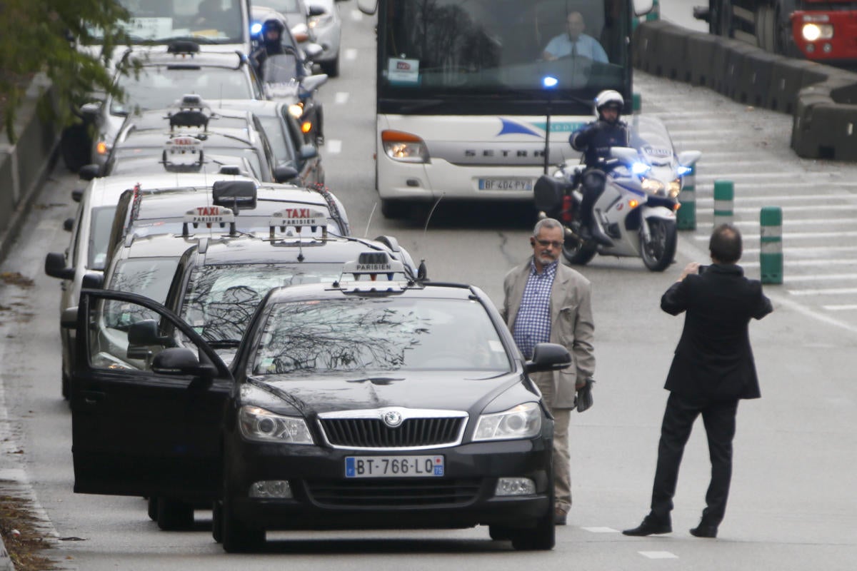 Uber throws in the towel in battle with French taxi drivers 