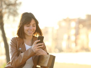Consumers browsing — but not buying — via mobile and social media