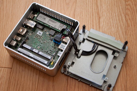 Intel NUC5i7RYH gut shot