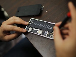 Experts contend Apple has the technical chops to comply with court order