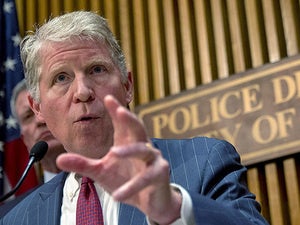 N.Y. prosecutor wants Apple to turn back security clock to 2013