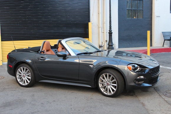 2017 fiat 124 spider 3qtr side