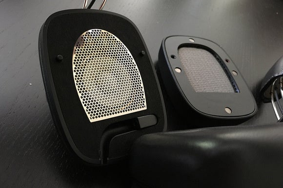 The B&W P7 Wireless have magnetic, replacable ear cups