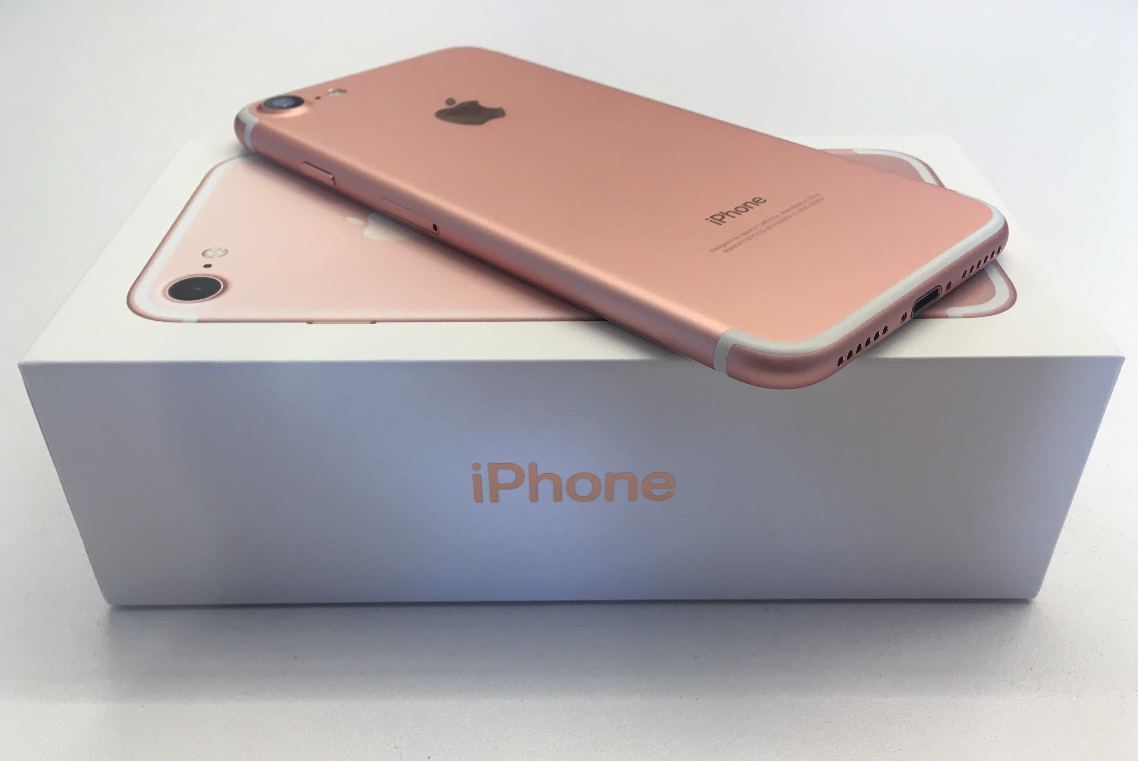 The Iphone 7 Is Now For Sale In Apple S Clearance Store Online