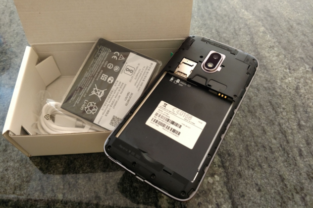 Moto G4 Play: Telepon Anggaran Solid dengan Baterai dan Kartu MicroSD yang dapat dilepas