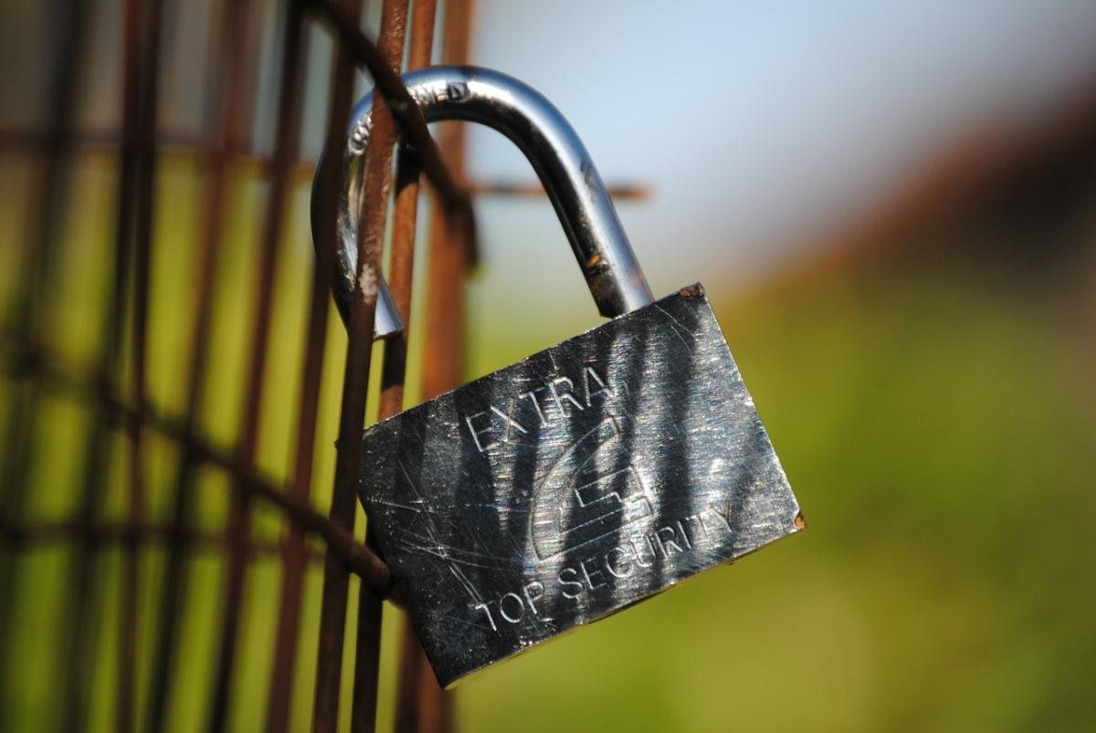 padlock unlocked security hole flaw