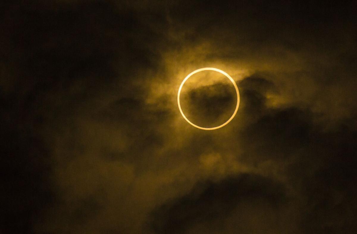 solar eclipse sun ring shadow clods