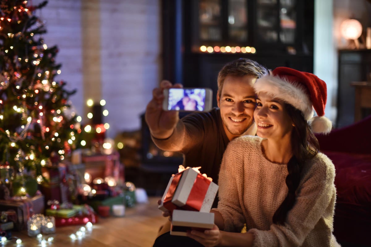 thinkstockphotos selfie christmas smartphone