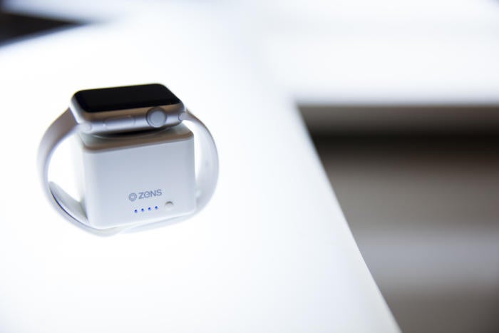 zens apple watch powerbank white zepw01w lifestyle