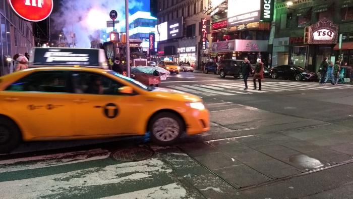 taxi driving by in new york moto g5 plus