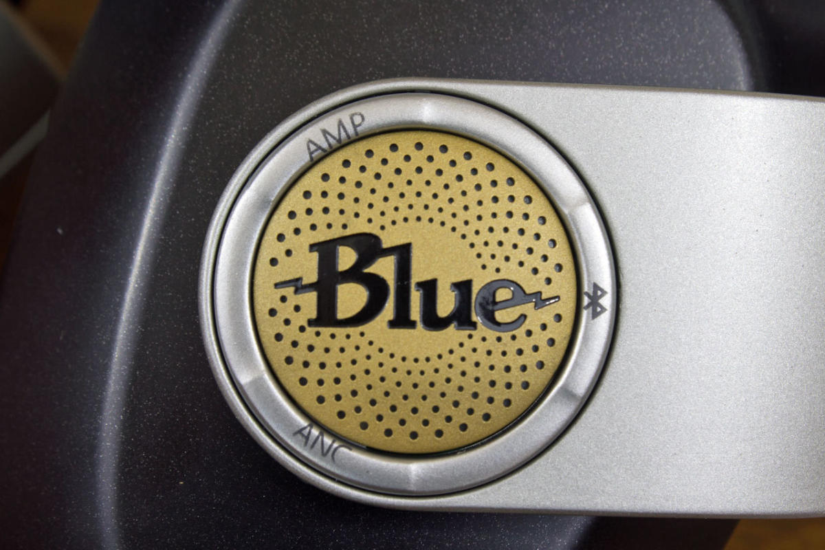 Blue Microphones Satellite controls