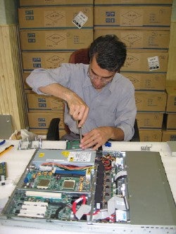 Iranian researcher works on supercomputer cluster